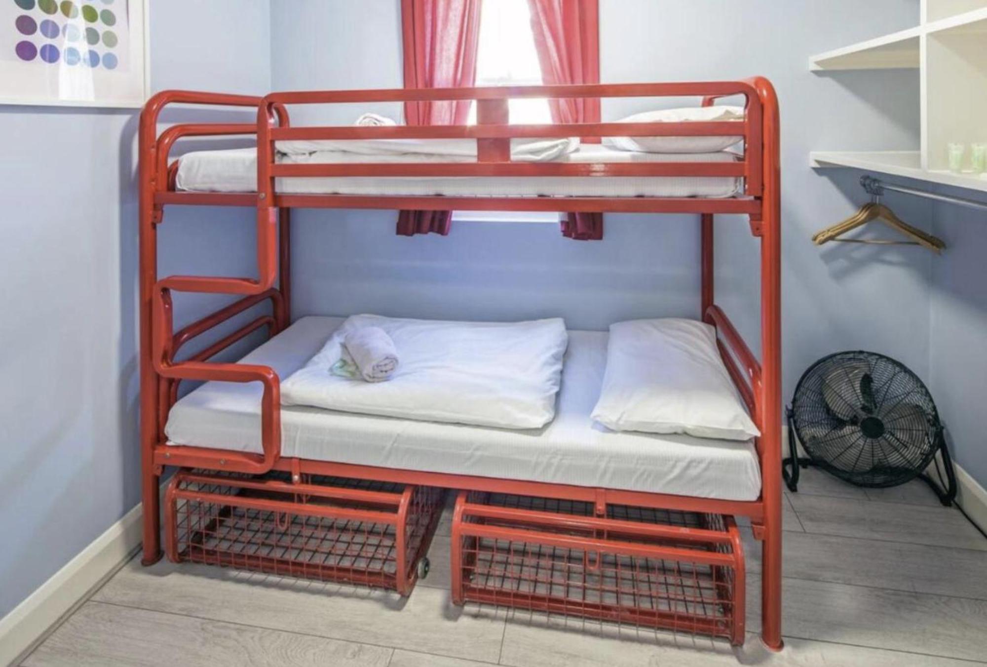 Kleine Tweepersoonskamer met 2 Aparte Bedden
